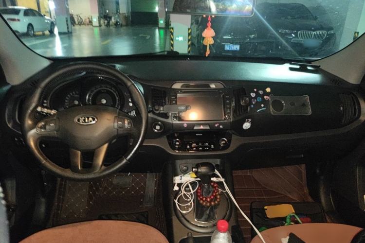 Used Kia Sportage R 2012 2.0L Automatic Two-Wheel Drive GLS Center Console