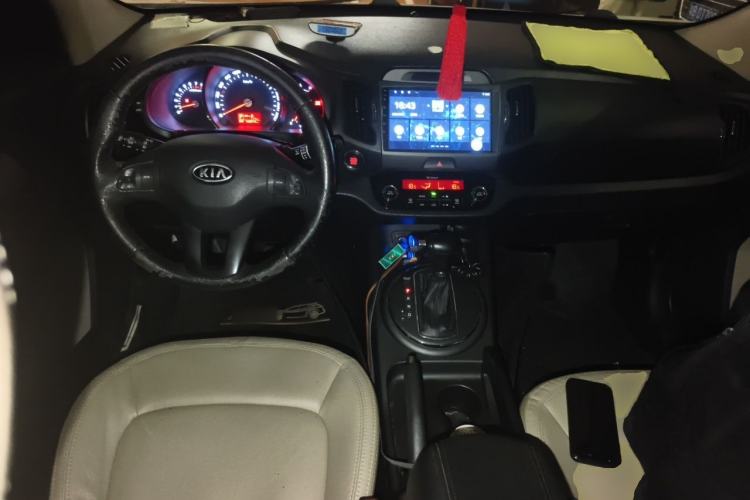 Used Kia Sportage R 2012 2.0L Automatic Two-Wheel Drive GLS Center Console