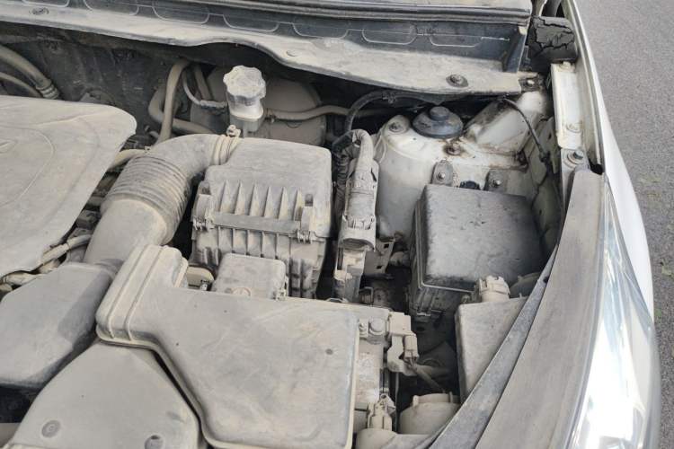 Used Kia Sportage R 2012 2.0L Manual Two-Wheel Drive GL Trim Engine Bay Left