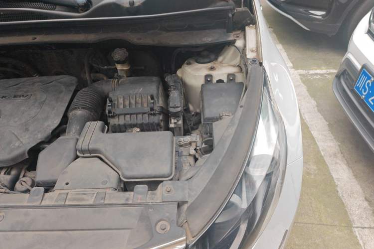 Used Kia Sportage R 2012 2.0L Automatic Two-Wheel Drive NAVI Engine Bay Left