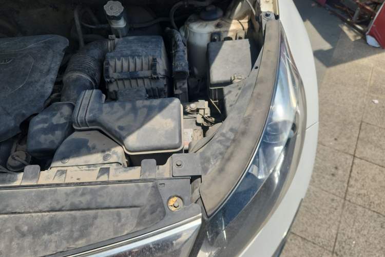 Used Kia Sportage R 2012 2.0L Manual Two-Wheel Drive GL Trim Engine Bay Left