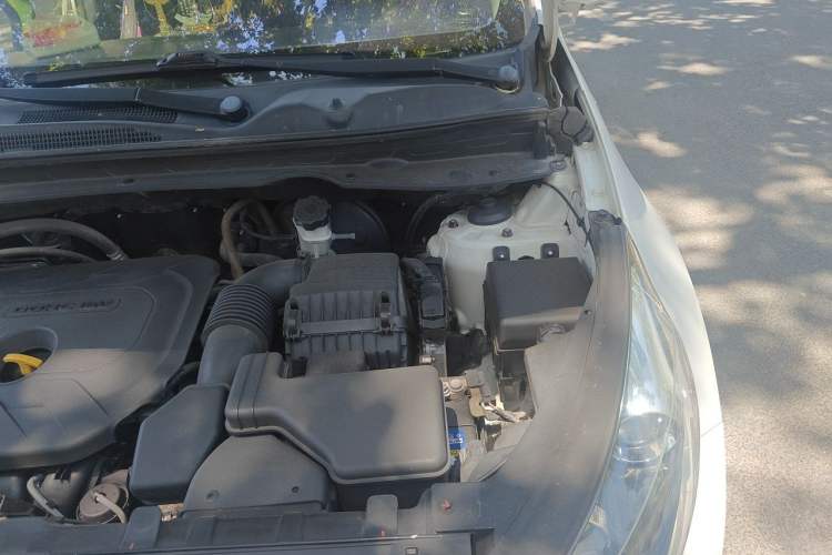 Used Kia Sportage R 2012 2.0L Automatic Two-Wheel Drive GLS Engine Bay Left