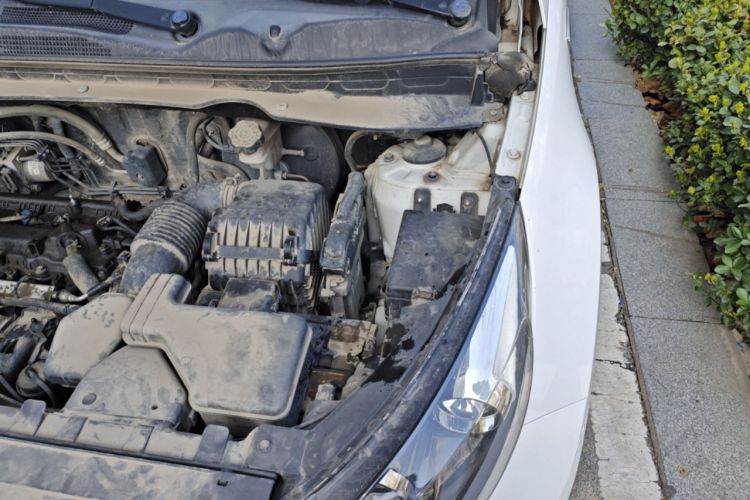 Used Kia Sportage R 2012 2.0L Automatic Two-Wheel Drive NAVI Engine Bay Left