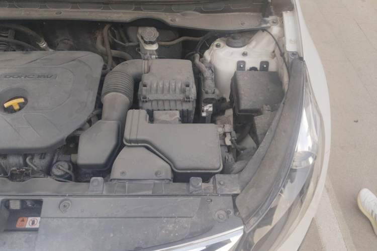 Used Kia Sportage R 2012 2.0L Manual Two-Wheel Drive GL Trim Engine Bay Left