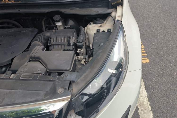 Used Kia Sportage R 2012 2.0L Automatic Two-Wheel Drive NAVI Engine Bay Left