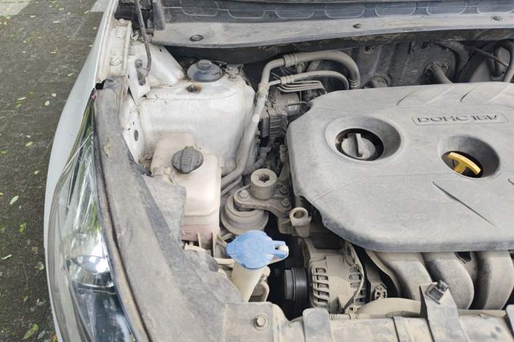 Used Kia Sportage R 2012 2.0L Manual Two-Wheel Drive GL Trim Engine Bay Right