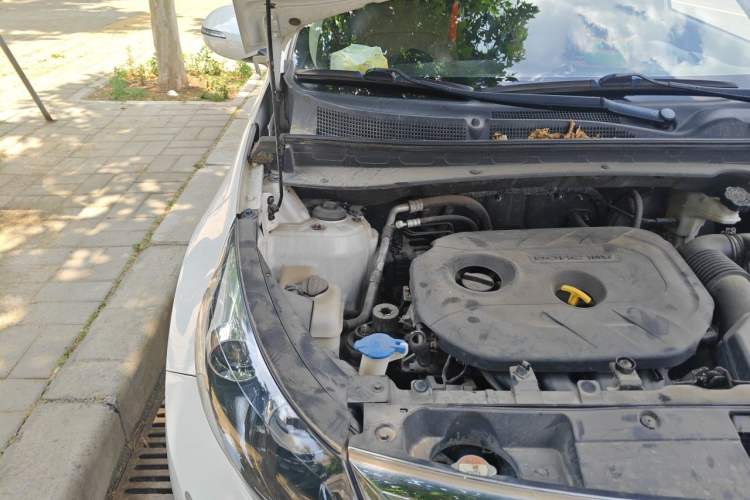 Used Kia Sportage R 2012 2.0L Automatic Two-Wheel Drive GLS Engine Bay Right