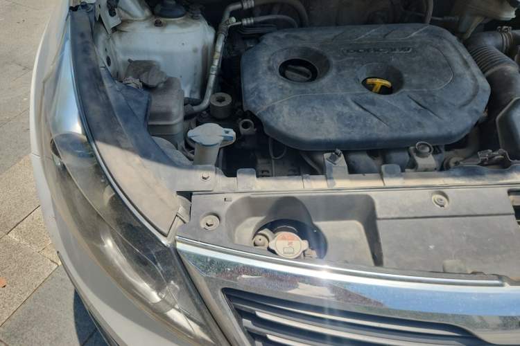 Used Kia Sportage R 2012 2.0L Manual Two-Wheel Drive GL Trim Engine Bay Right