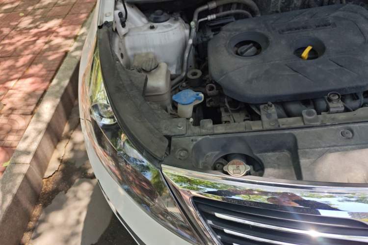 Used Kia Sportage R 2012 2.0L Automatic Two-Wheel Drive GLS Engine Bay Right