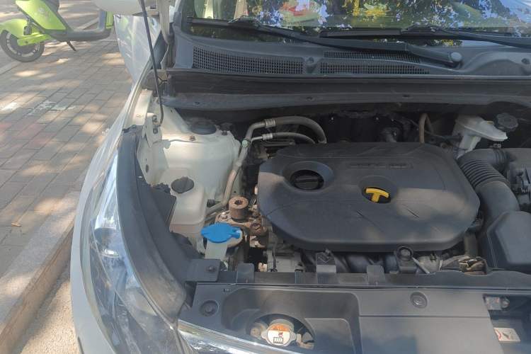 Used Kia Sportage R 2012 2.0L Automatic Two-Wheel Drive GLS Engine Bay Right