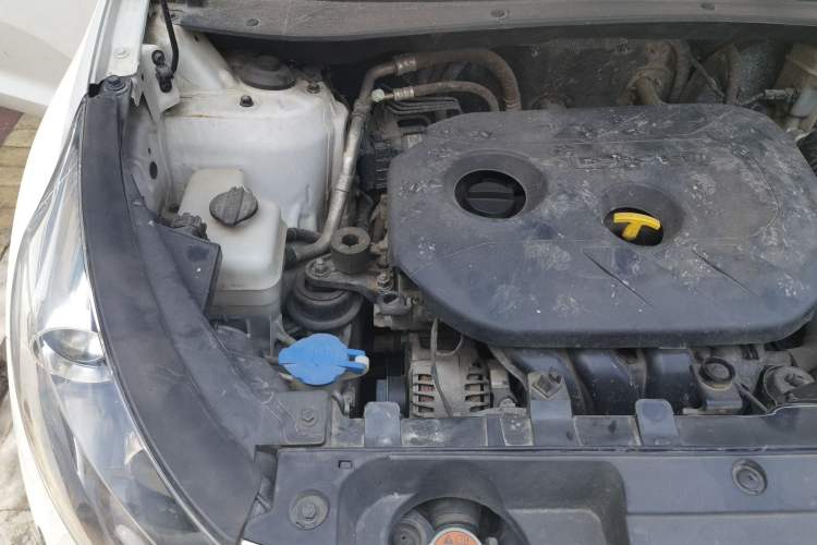 Used Kia Sportage R 2012 2.0L Manual Two-Wheel Drive GLS Engine Bay Right