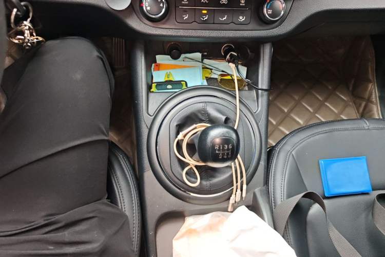Used Kia Sportage R 2012 2.0L Manual Two-Wheel Drive GL Trim Gear Lever