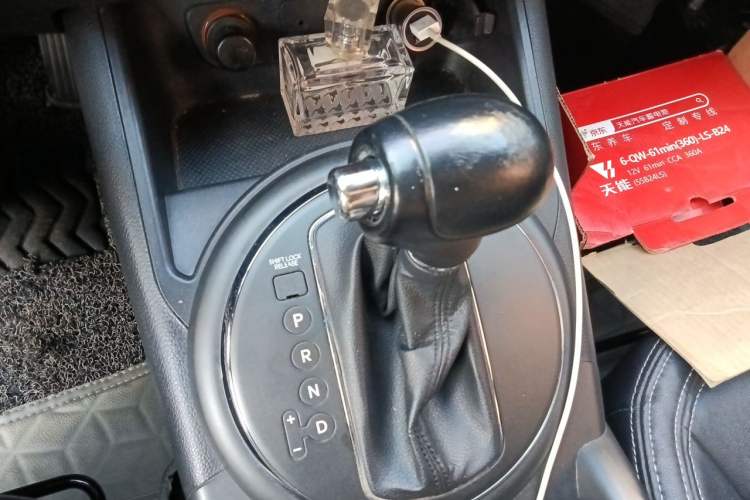Used Kia Sportage R 2012 2.0L Automatic Two-Wheel Drive GLS Gear Lever