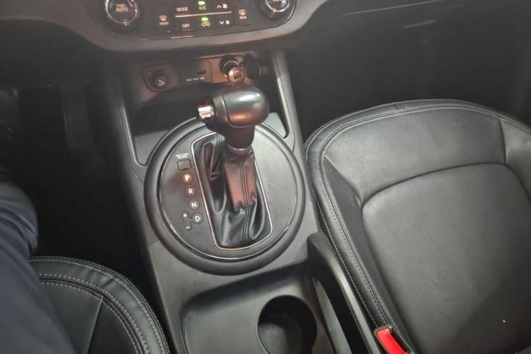 Used Kia Sportage R 2012 2.0L Automatic Two-Wheel Drive GLS Gear Lever