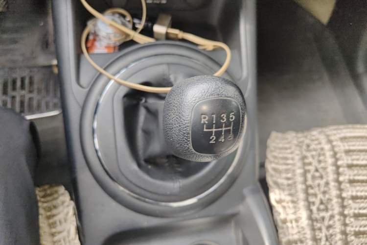 Used Kia Sportage R 2012 2.0L Manual Two-Wheel Drive GL Trim Gear Lever