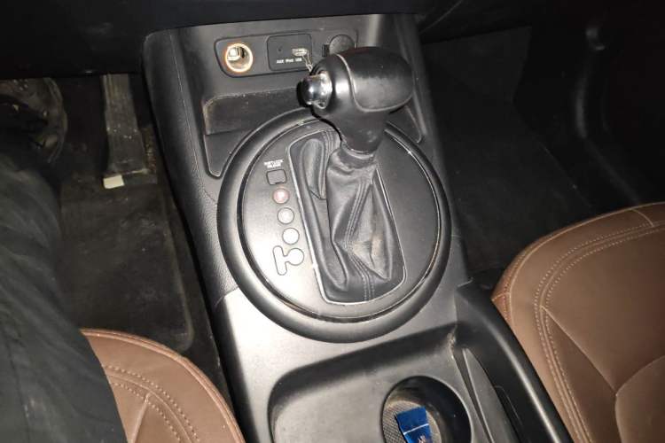 Used Kia Sportage R 2012 2.0L Automatic Two-Wheel Drive GLS Gear Lever