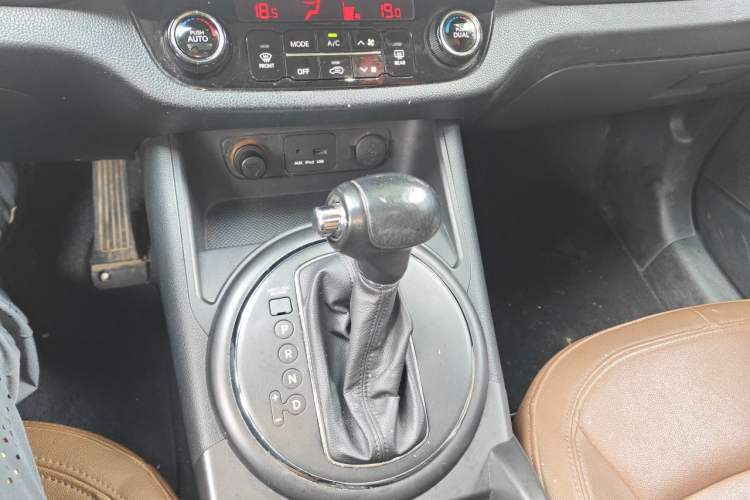 Used Kia Sportage R 2012 2.0L Automatic Two-Wheel Drive GLS Gear Lever