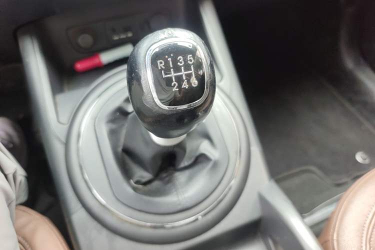 Used Kia Sportage R 2012 2.0L Manual Two-Wheel Drive GLS Gear Lever