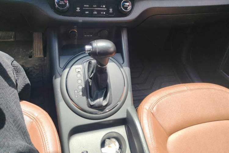 Used Kia Sportage R 2012 2.0L Automatic Two-Wheel Drive GLS Gear Lever
