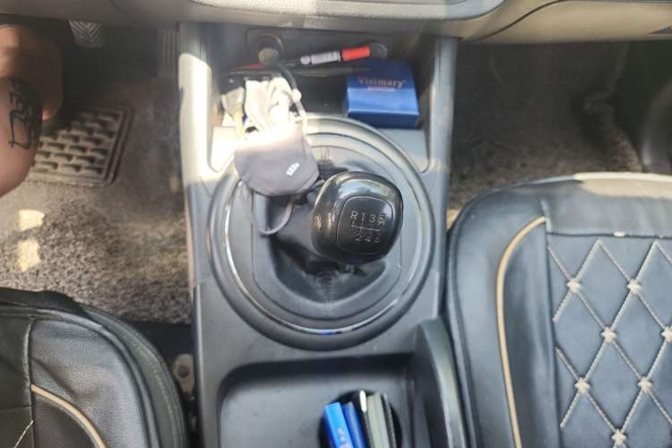 Used Kia Sportage R 2012 2.0L Manual Two-Wheel Drive GL Trim Gear Lever