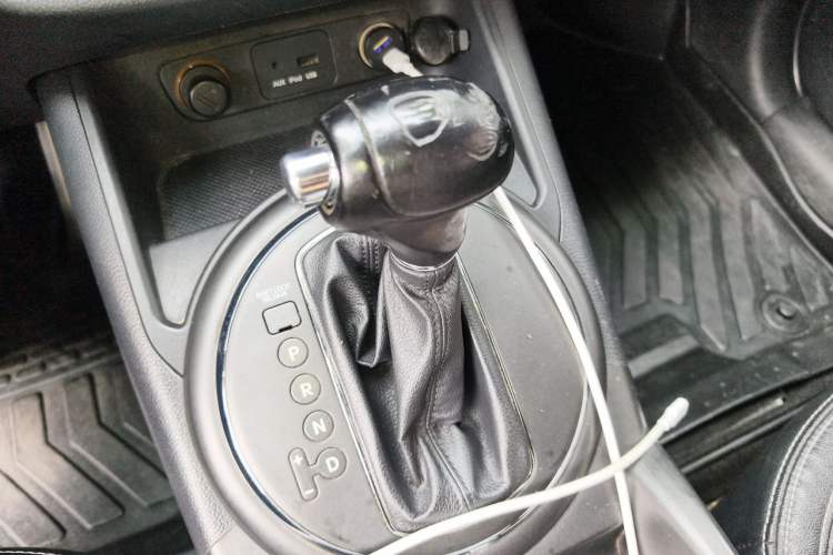 Used Kia Sportage R 2012 2.0L Automatic Two-Wheel Drive GLS Gear Lever