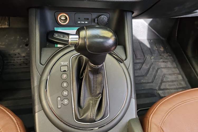 Used Kia Sportage R 2012 2.0L Automatic Two-Wheel Drive GL Trim Gear Lever