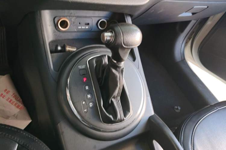 Used Kia Sportage R 2012 2.0L Automatic Two-Wheel Drive GL Trim Gear Lever