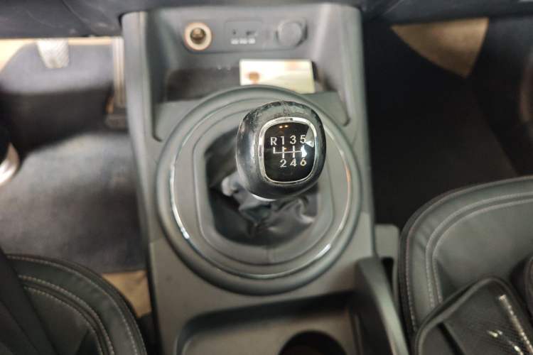 Used Kia Sportage R 2012 2.0L Manual Two-Wheel Drive GLS Gear Lever