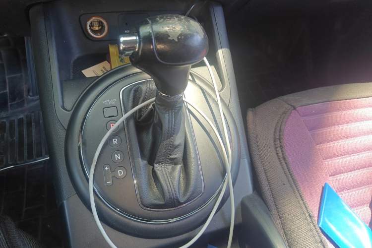 Used Kia Sportage R 2012 2.0L Automatic Two-Wheel Drive GLS Gear Lever