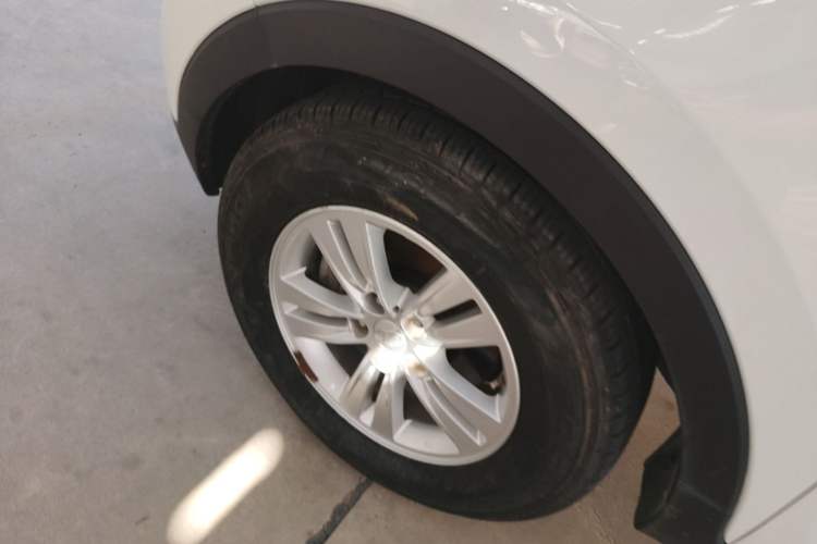 Used Kia Sportage R 2012 2.0L Automatic Two-Wheel Drive GL Trim Left Front Wheel Hub