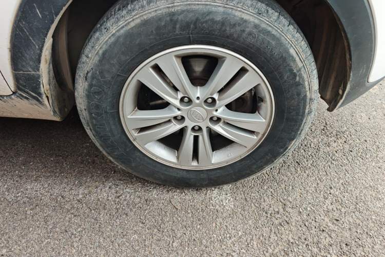 Used Kia Sportage R 2012 2.0L Manual Two-Wheel Drive GL Trim Right Front Wheel Hub