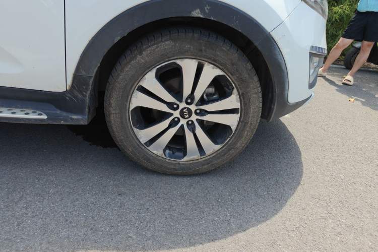 Used Kia Sportage R 2012 2.0L Automatic Two-Wheel Drive GLS Right Front Wheel Hub