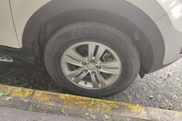 Used Kia Sportage R 2012 2.0L Manual Two-Wheel Drive GL Trim Right Front Wheel Hub
