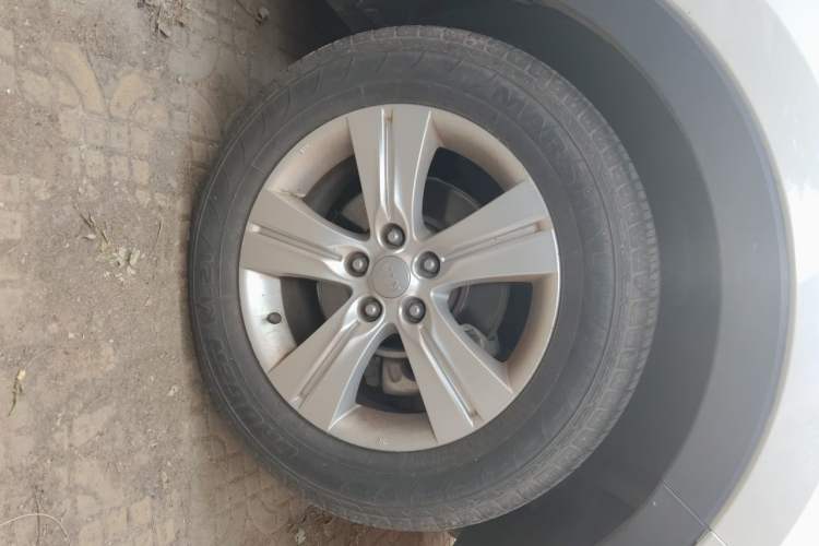 Used Kia Sportage R 2012 2.0L Automatic Two-Wheel Drive GLS Right Front Wheel Hub