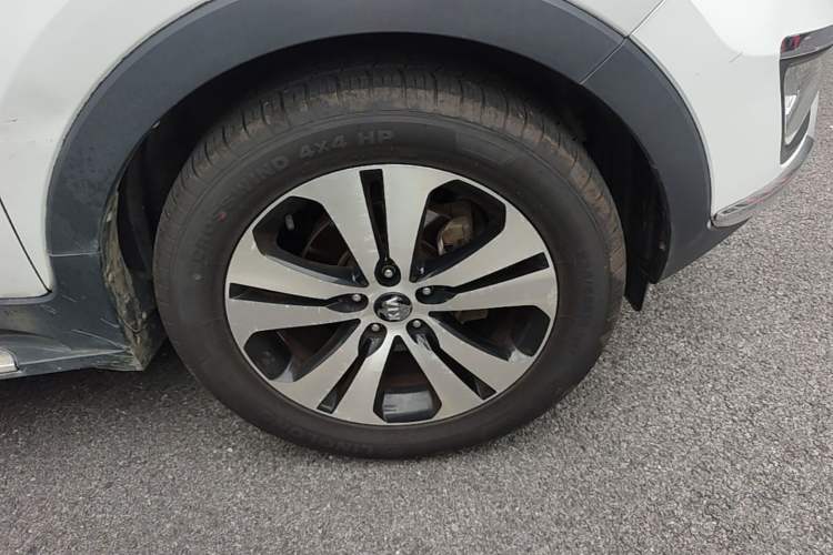 Used Kia Sportage R 2012 2.0L Manual Two-Wheel Drive GLS Right Front Wheel Hub