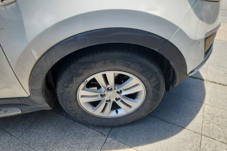 Used Kia Sportage R 2012 2.0L Manual Two-Wheel Drive GL Trim Right Front Wheel Hub
