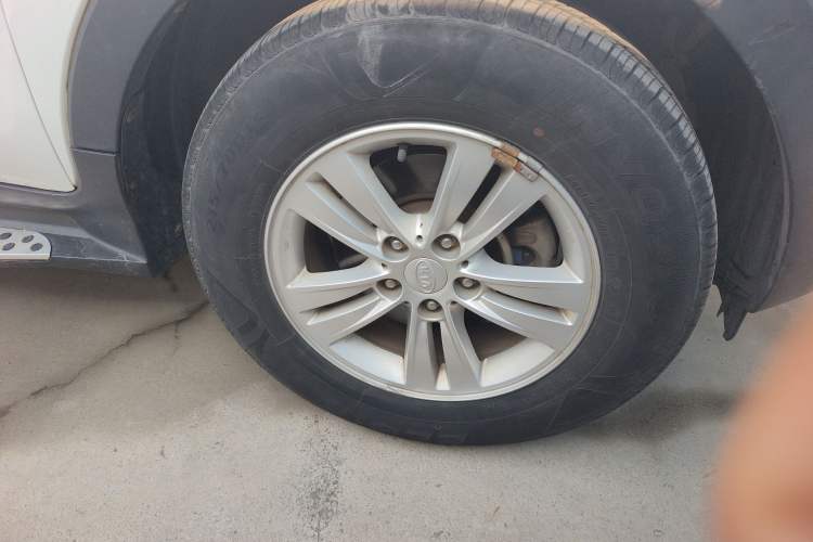 Used Kia Sportage R 2012 2.0L Manual Two-Wheel Drive GL Trim Right Front Wheel Hub