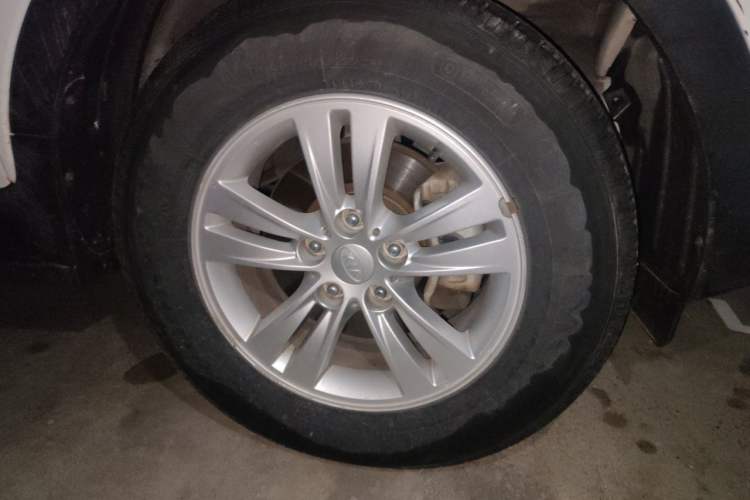 Used Kia Sportage R 2012 2.0L Automatic Two-Wheel Drive GL Trim Right Front Wheel Hub