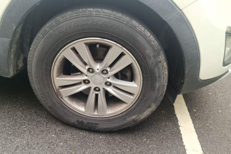 Used Kia Sportage R 2012 2.0L Automatic Two-Wheel Drive GL Trim Right Front Wheel Hub