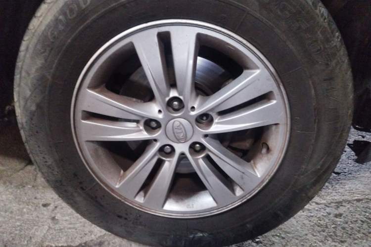 Used Kia Sportage R 2012 2.0L Automatic Two-Wheel Drive GL Trim Right Front Wheel Hub