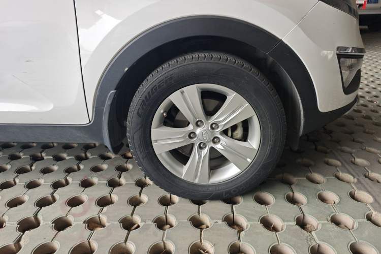 Used Kia Sportage R 2012 2.0L Manual Two-Wheel Drive GLS Right Front Wheel Hub