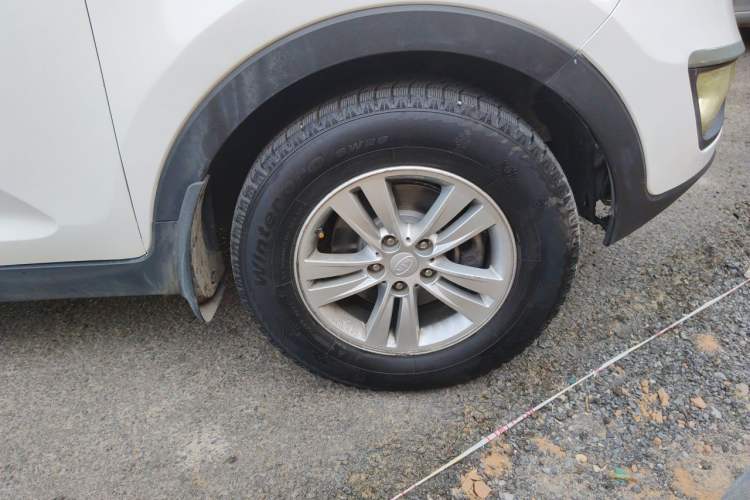 Used Kia Sportage R 2012 2.0L Automatic Two-Wheel Drive GL Trim Right Front Wheel Hub