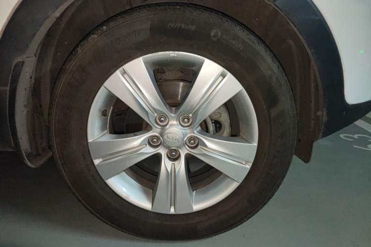 Used Kia Sportage R 2012 2.0L Automatic Two-Wheel Drive GLS Right Front Wheel Hub
