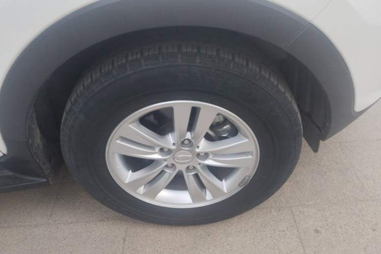 Used Kia Sportage R 2012 2.0L Manual Two-Wheel Drive GL Trim Right Front Wheel Hub