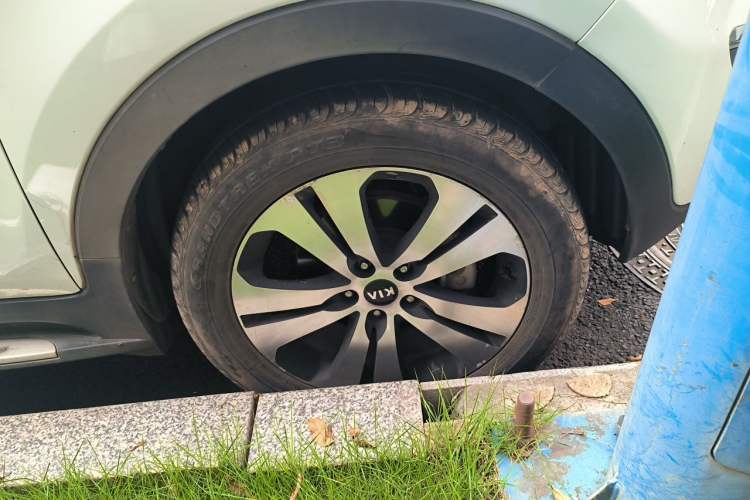Used Kia Sportage R 2012 2.0L Automatic Two-Wheel Drive NAVI Right Front Wheel Hub
