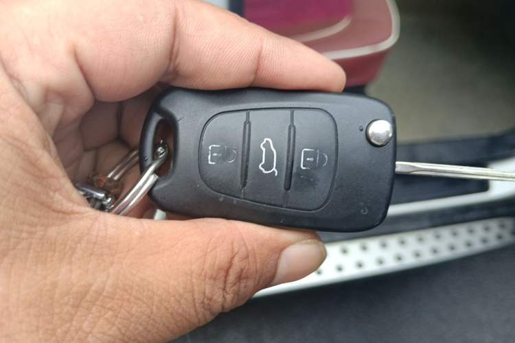 Used Kia Sportage R 2012 2.0L Automatic Two-Wheel Drive GL Trim Vehicle Key