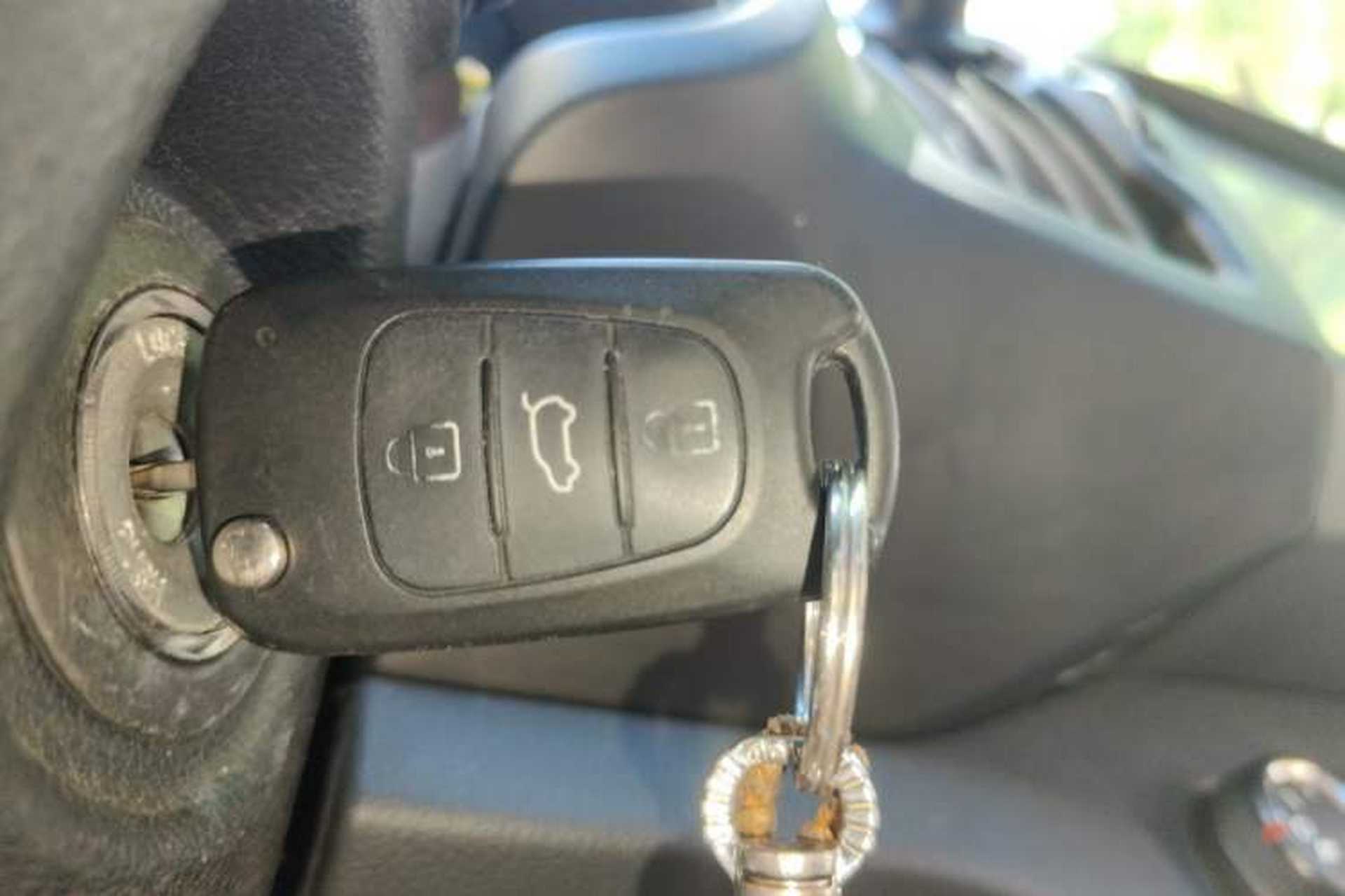 Used Kia Sportage R 2012 2.0L Automatic Two-Wheel Drive GL Trim Vehicle Key