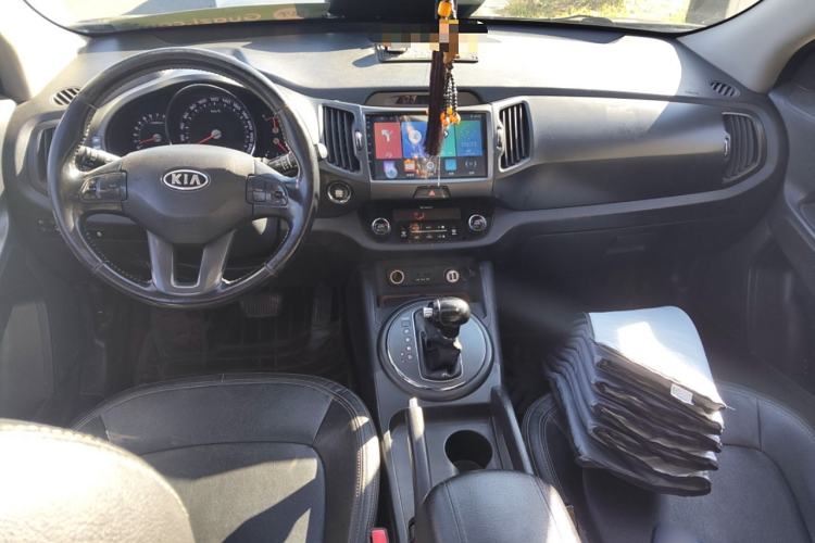 Used Kia Sportage R 2012 2.0L Automatic Two-Wheel Drive GLS Center Console