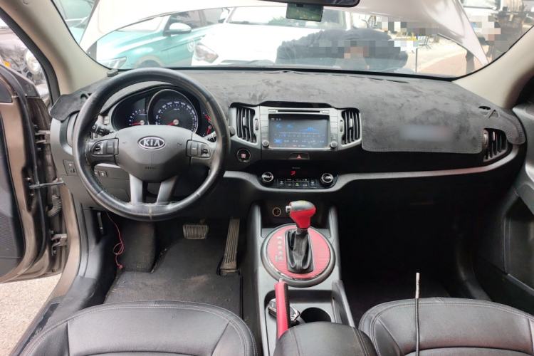 Used Kia Sportage R 2012 2.0L Automatic Two-Wheel Drive GLS Center Console