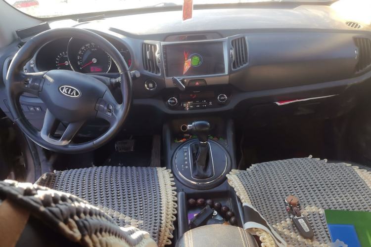Used Kia Sportage R 2012 2.0L Automatic Two-Wheel Drive GLS Center Console
